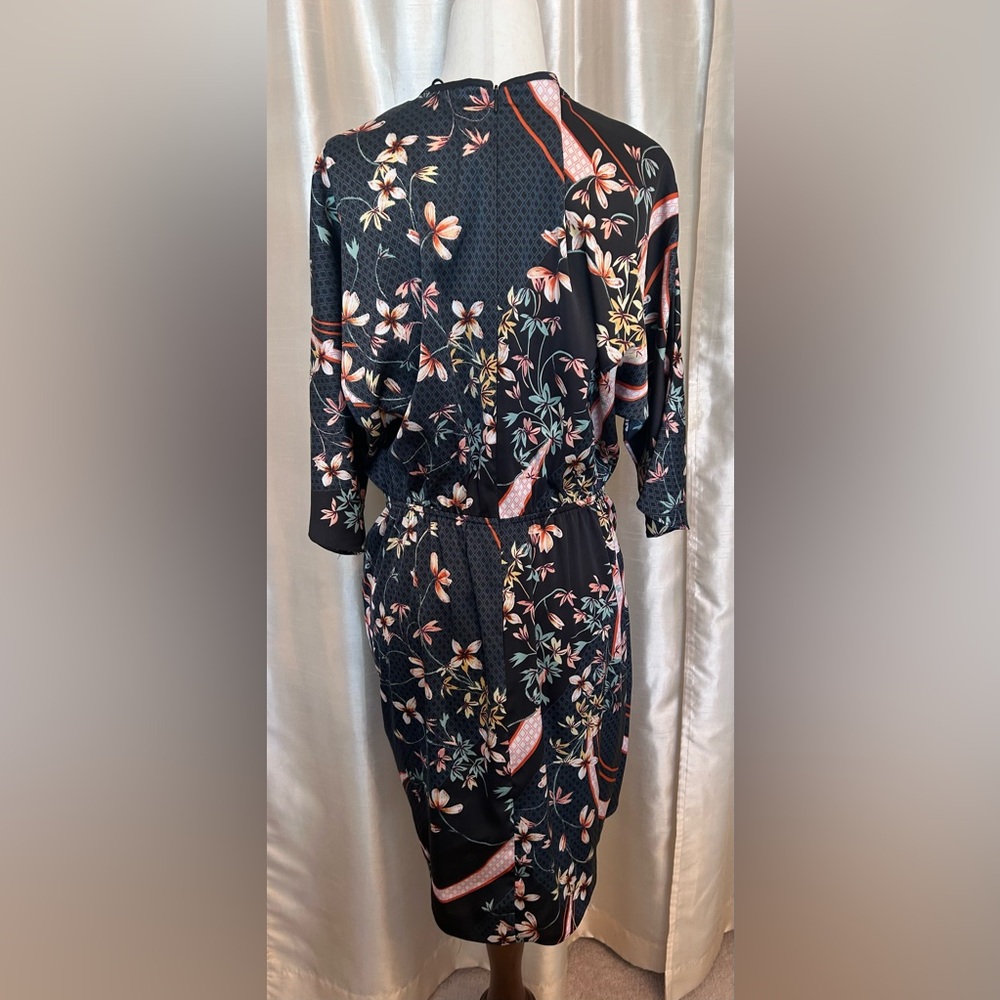 Maggy London Faux Wrap Dress Size 6 - Navy Flame Print Keyhole Detail - Picture 3 of 11